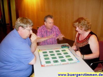 Pressefoto: http://www.buergerstimmen.de/ , 2011 &copy; Hier wird gerade ein Laufspiel erkl&auml;rt - und es wird mit gro&szlig;er Konzentration angespielt