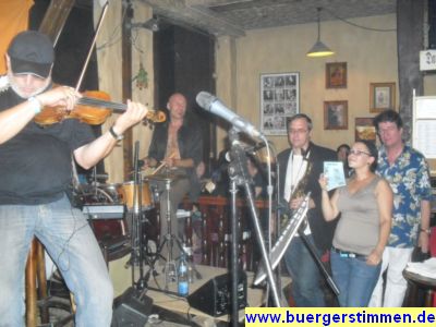 Pressefoto: http://www.buergerstimmen.de/ , 2011 © Im Hintergrund sind der Boogie & Blues-Küchen Schlagzeuiger Bernd Knappe auf der Brüstung. Im Vordergrund spielt einer der vielen Gastmusiker dieser Sessionband
