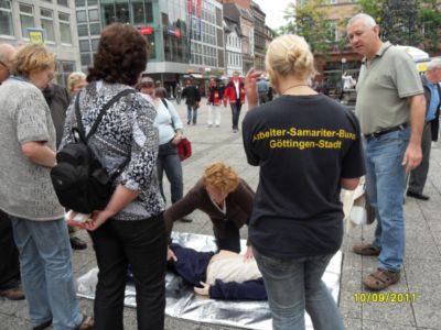 Pressefoto: , 2011 &copy; Interessierte lassen sich ihr Wissen auffrischen beim Internationalen Tag der Ersten-Hilfe am 10.9.11 in G&ouml;ttingen