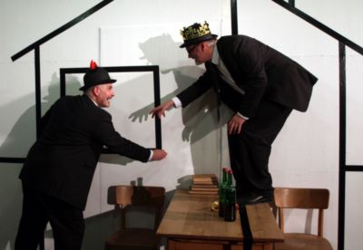 Pressefoto: http://www.buergerstimmen.de/ , 2011 &copy; Herr Teufel (Christoph Huber) baut in das Haus von Herrn Faust (Stefan Dehler) ein Fenster ein