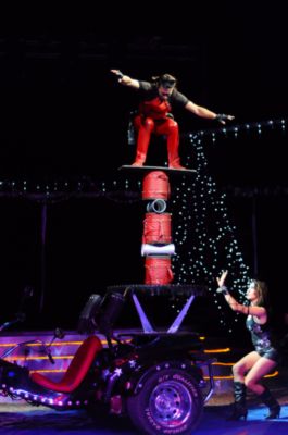 Foto vom Pressemelder: Foto vom Zirkus Renz Manege , 2012 &copy; Zwei Rollen als 'Gelenke' und dann noch die