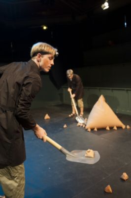 Foto vom Pressemelder: Dirk Opitz f&uuml;rs Theater im OP , 2012 &copy; Lind und Lanz schaufeln Sand - dargestellt von