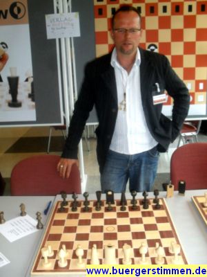 Foto vom Pressemelder: Dr. Dieter Porth , 2012 &copy; Eine Schachvariante auf einen 9x9 Brett von Rico