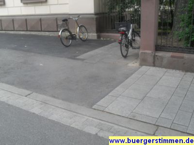 Foto vom Pressemelder: Dr. Dieter Porth , 2012 &copy; Die Reste des alten Gehweg und der Flickerei in