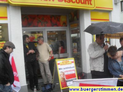 Foto vom Pressemelder: Dr. Dieter Porth , 2012 &copy; Divide et impera - Vorn wird protestiert und