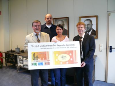 Pressefoto: , 2008 &copy; Am 10.10. wurden feierlich an Josef Petermann, Gesch&auml;ftsf&uuml;hrer von L&uuml;nemann, sowie an Klaus G&uuml;nther und Melanie G&uuml;nther von L&uuml;nemann die Augusta von Olaf Gerling &uuml;bergeben