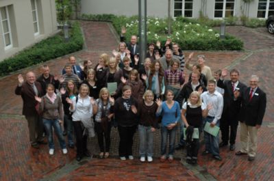 Pressefoto: , 2008 &copy; Freuen sich auf die gemeinsame Zeit - Die Verantwortlichen von Landwirtschaftskammer Niedersachsen und LUFA Nord-West sowie die 29 Auszubildenden des Jahrgangs 2008