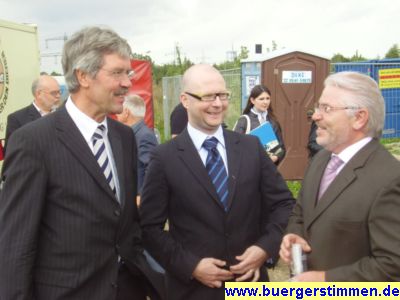 Pressefoto: http://www.buergerstimmen.de/ , 2008 &copy; Gespr&auml;ch vor dem Spatenstich von Oberb&uuml;rgermsieter Wolfgang Meyer mit Robert Taylor und Edgar Revelant von C+C Schaper