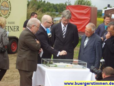 Pressefoto: http://www.buergerstimmen.de/ , 2008 &copy; Robert Taylor erl&auml;utert den Aufbau des Geb&auml;udes