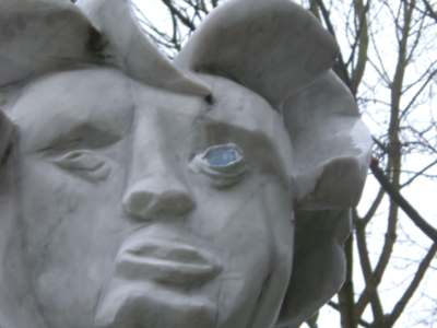 Die Statue mit dem nachtr&auml;glich eingebauten Glasauge
